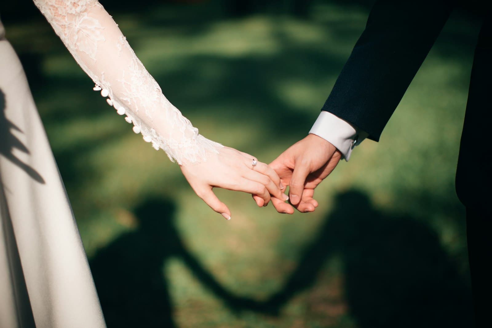 Couple de mariés avec leurs prestataires le jour J