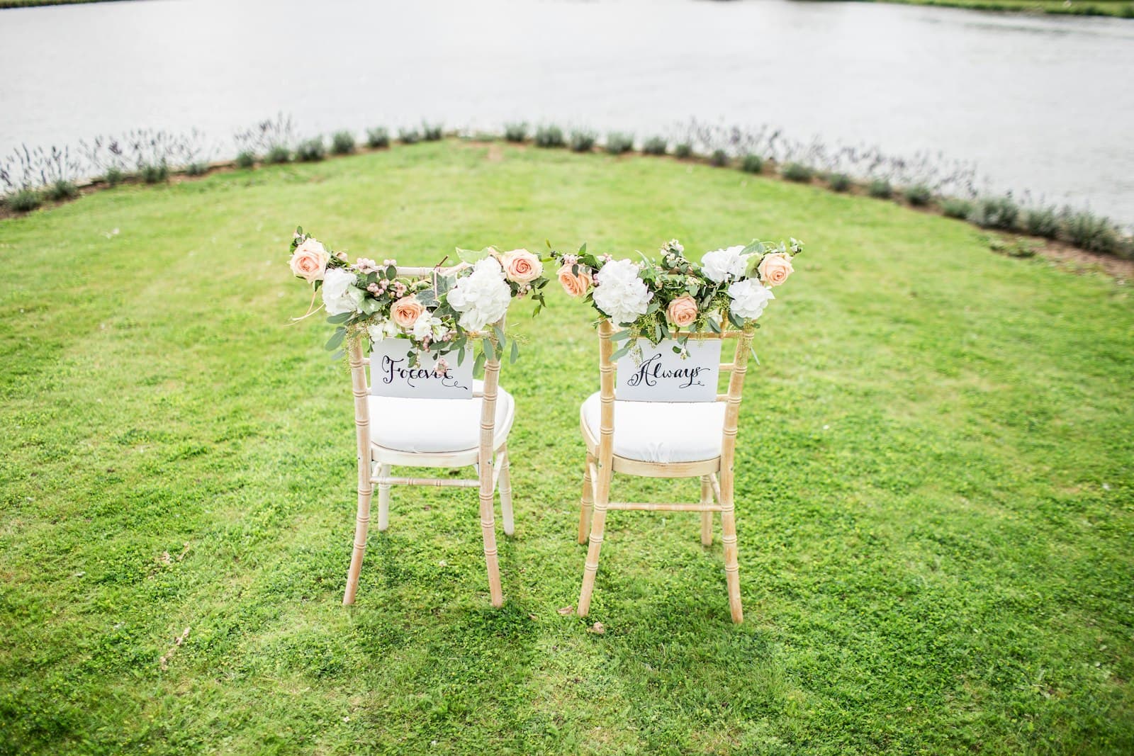 Deux chaises décorées de fleurs pour une cérémonie simple en extérieur