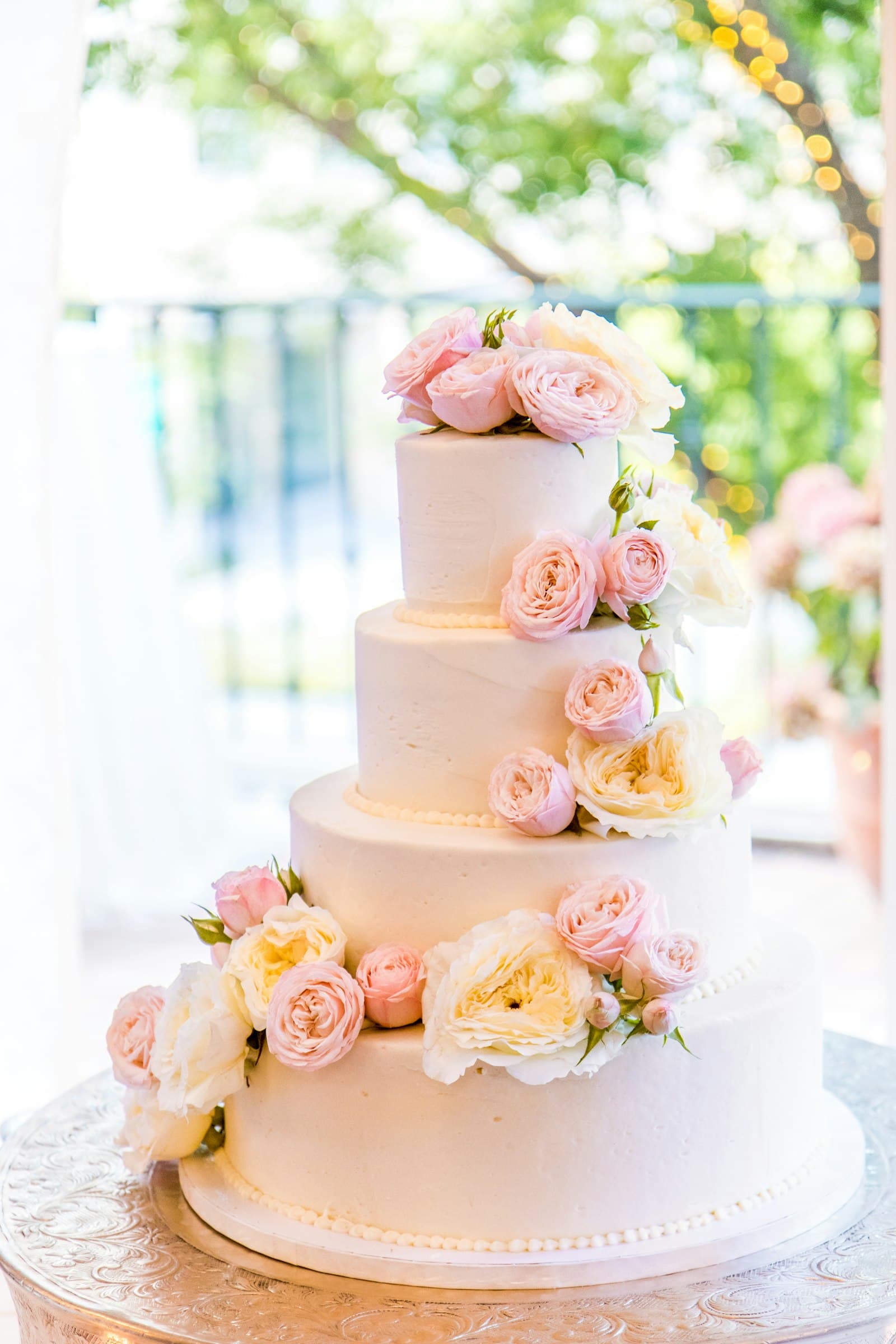 Wedding cake à étages décoré de fleurs fraîches