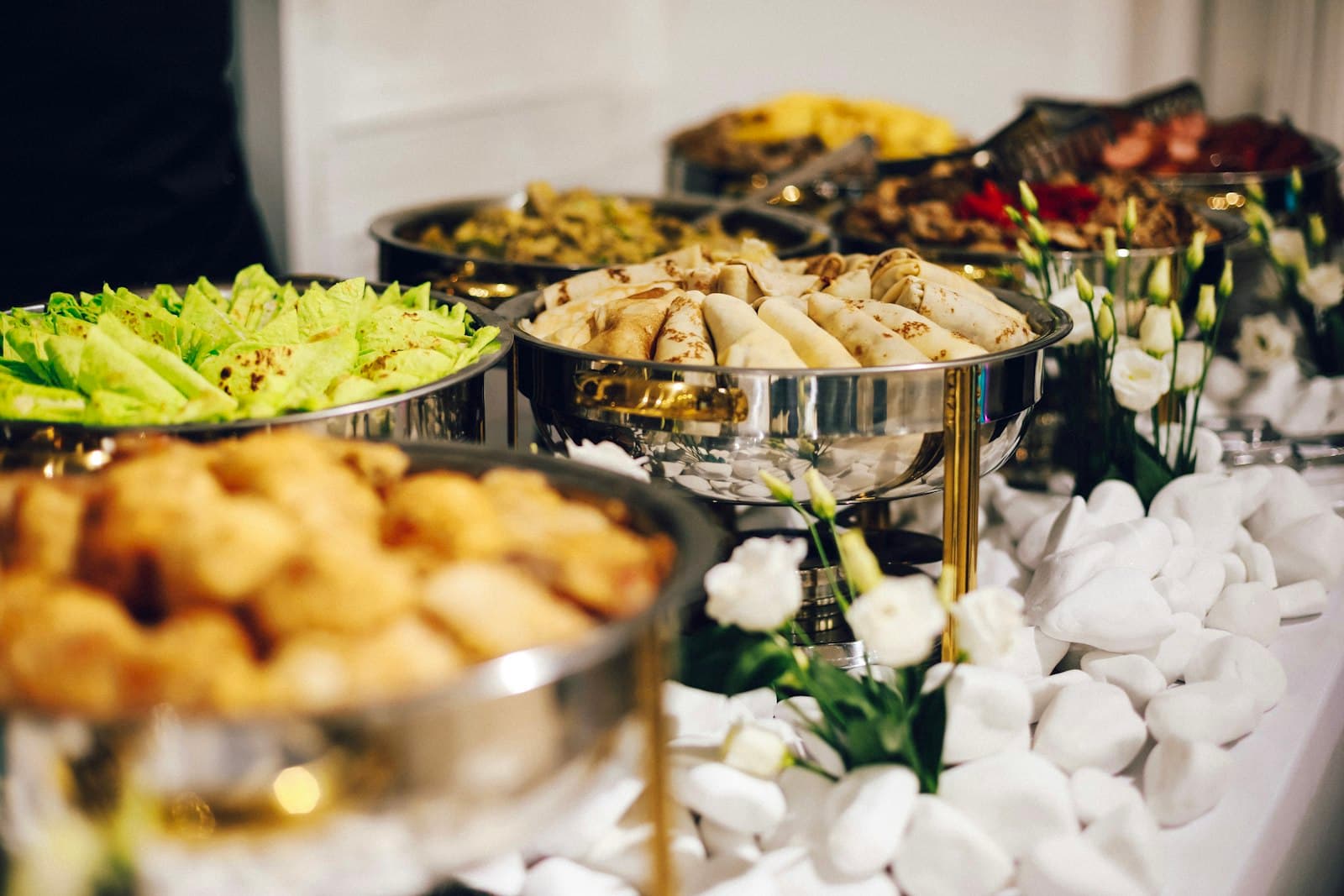 Buffet de réception avec chauffe-plats garnis