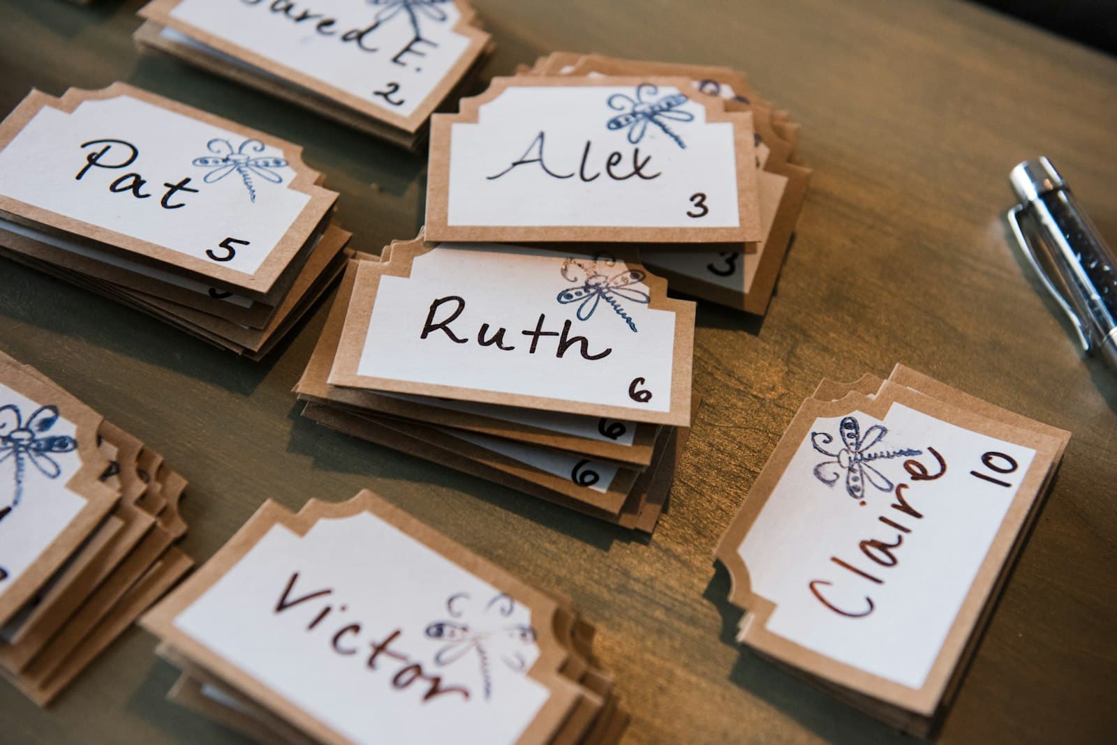 Cartes nominatives avec les numéros de table des invités