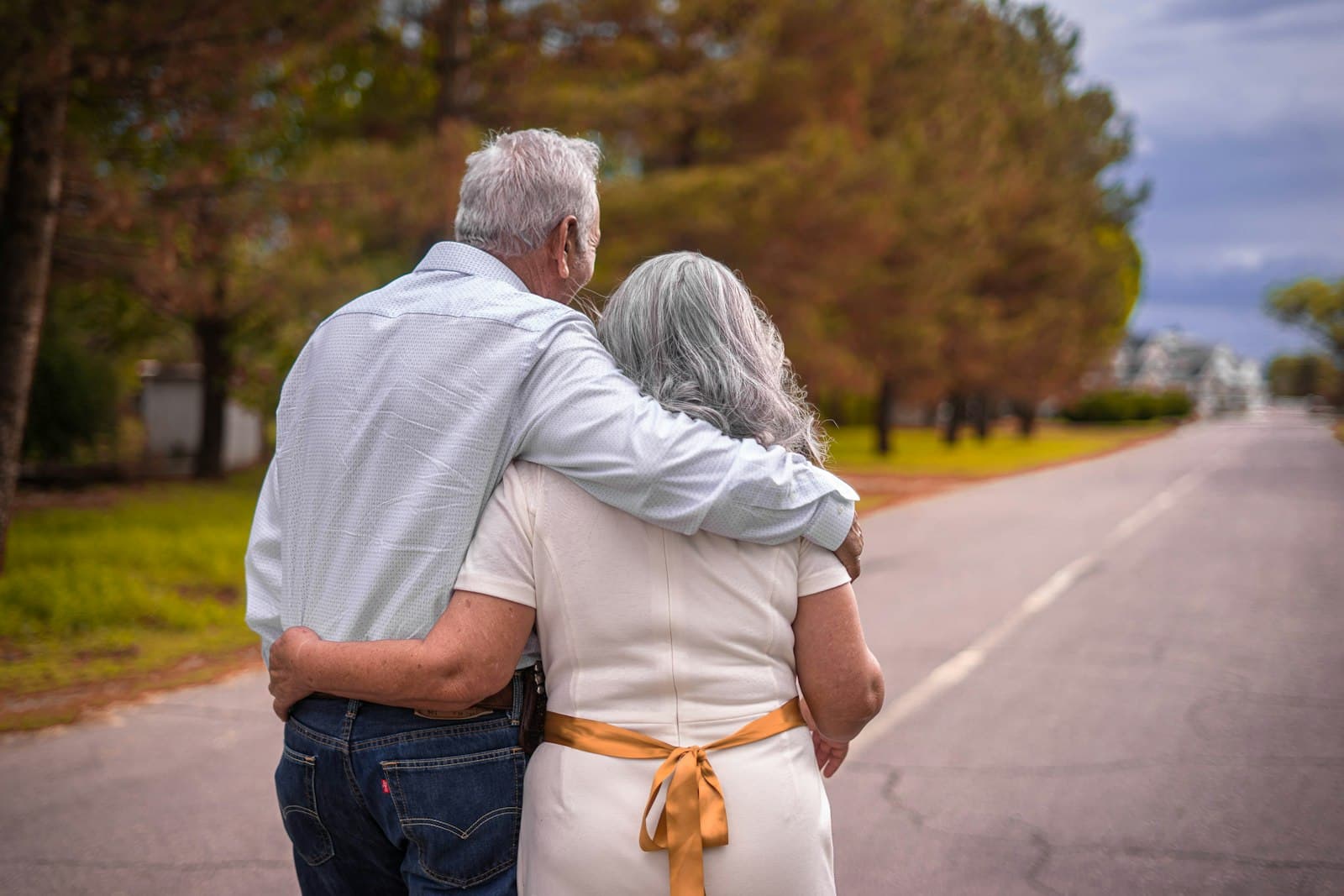 Un couple âgé marche bras dessus bras dessous