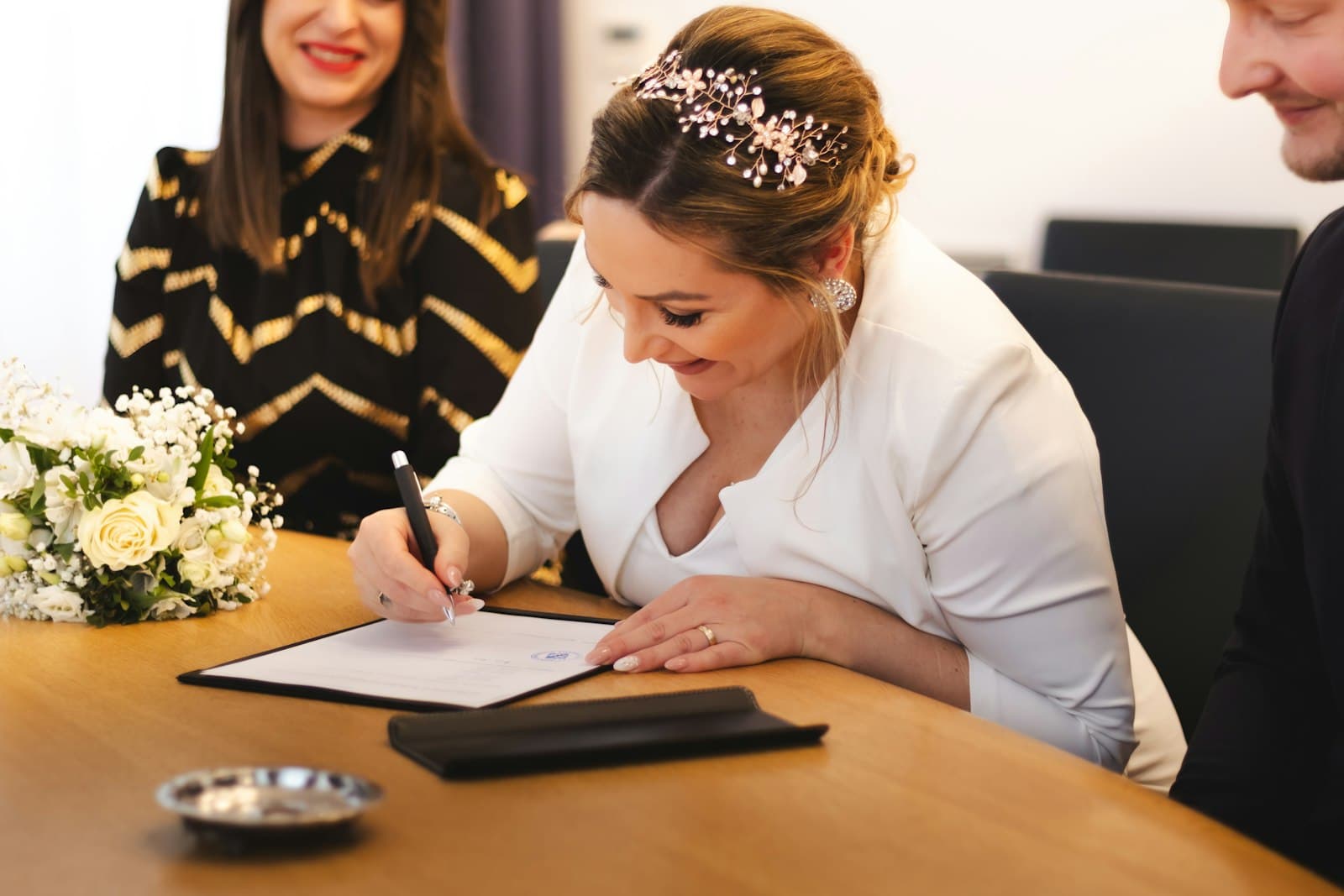 La mariée signe l'acte de mariage