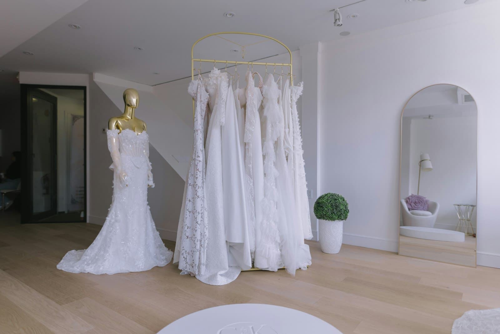 Robes de mariée exposées dans une boutique claire et moderne