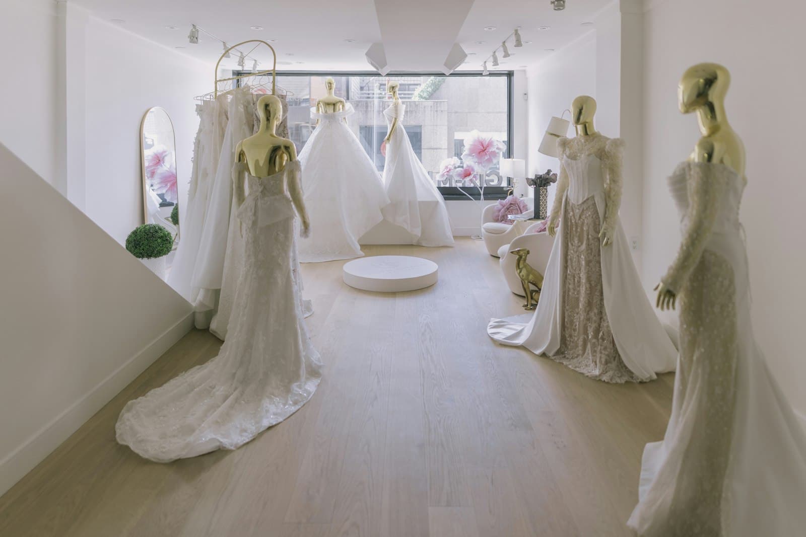 Robes de mariée exposées sur des mannequins en boutique