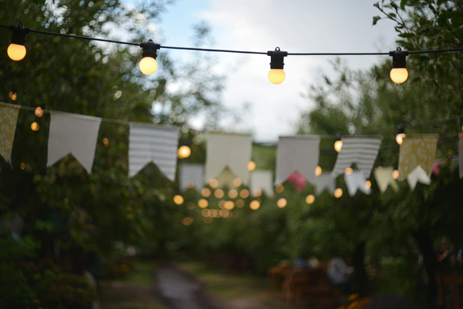 Fanions et guirlandes lumineuses pour une fête en plein air