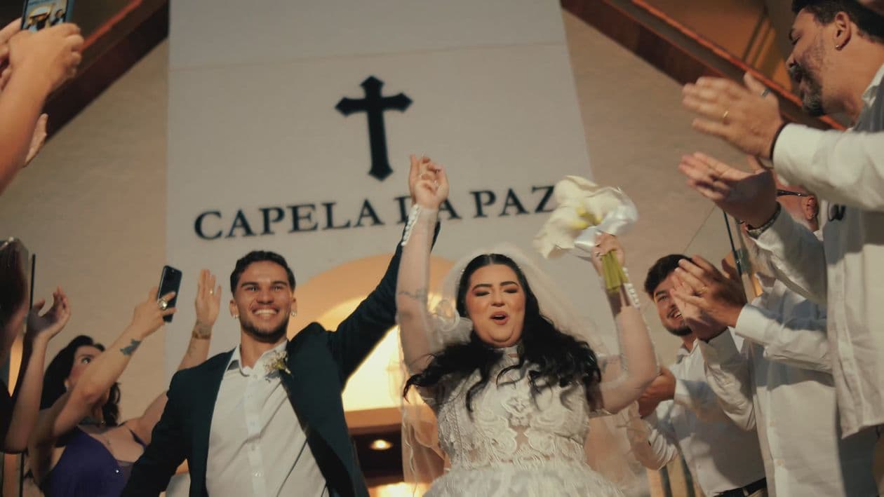 Des mariés sortent de la chapelle, acclamés par leurs invités