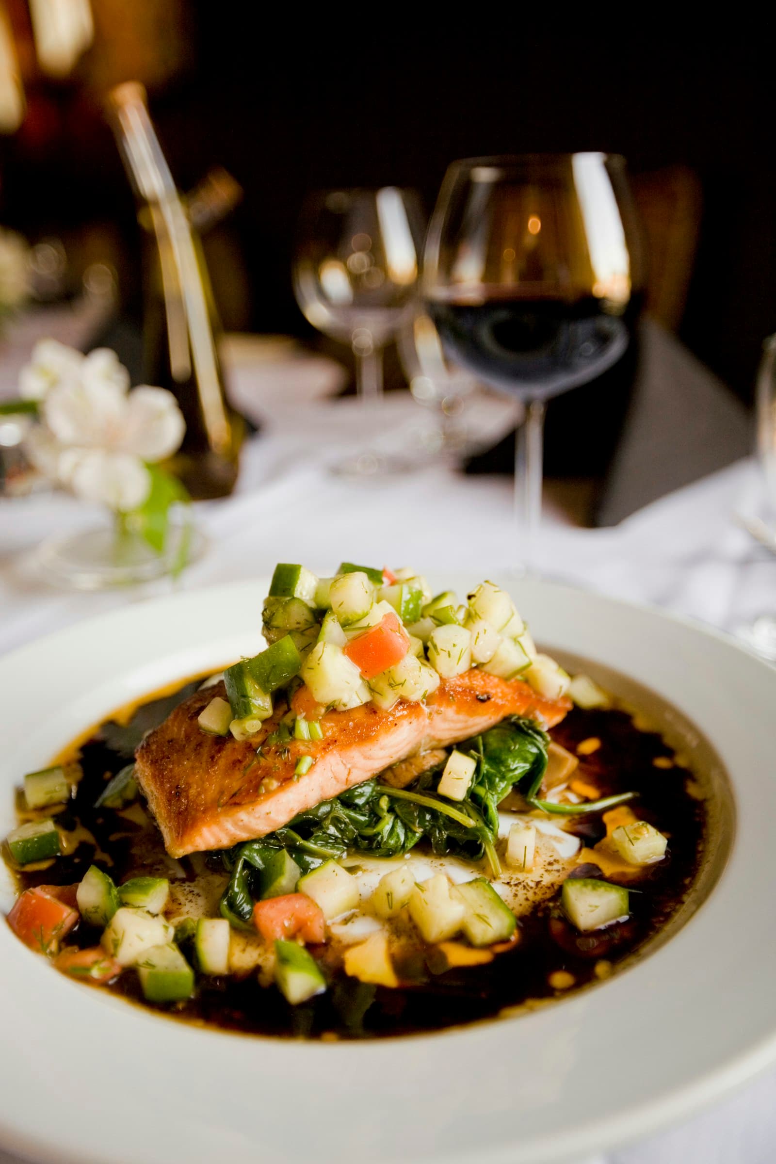 Assiette dressée lors d’un dîner de mariage