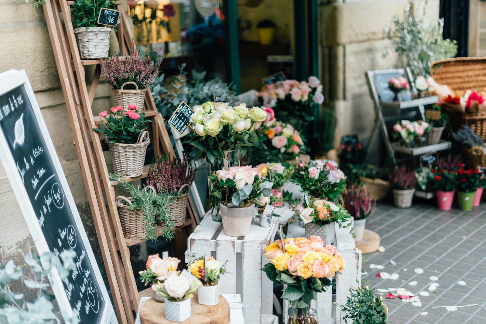 Devanture de fleuriste avec bouquets et compositions