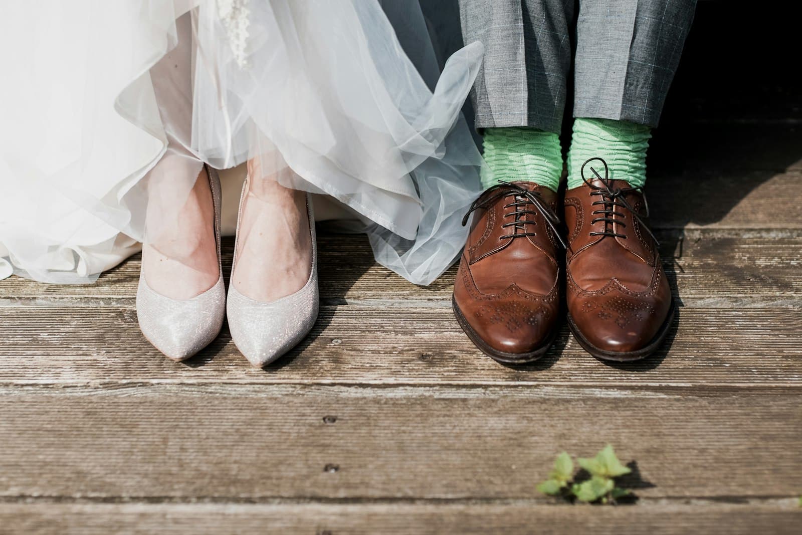 Chaussures des mariés côte à côte le jour du mariage