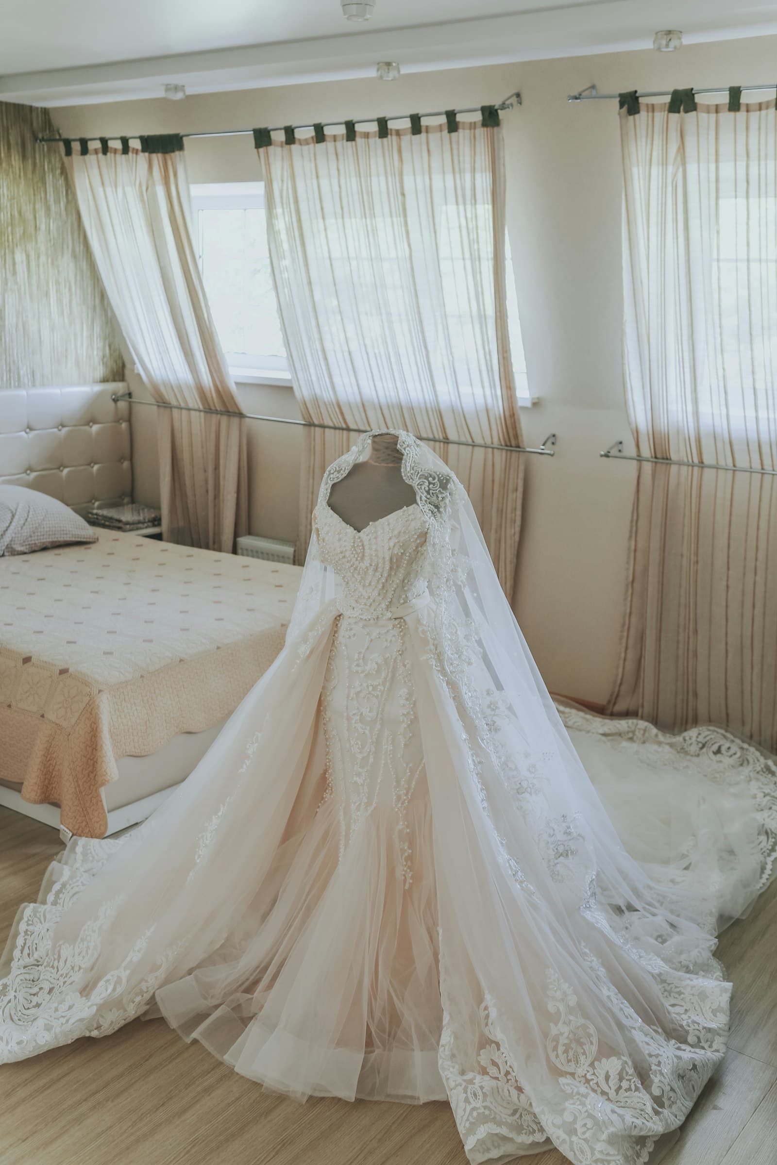 Robe de mariée présentée sur un mannequin