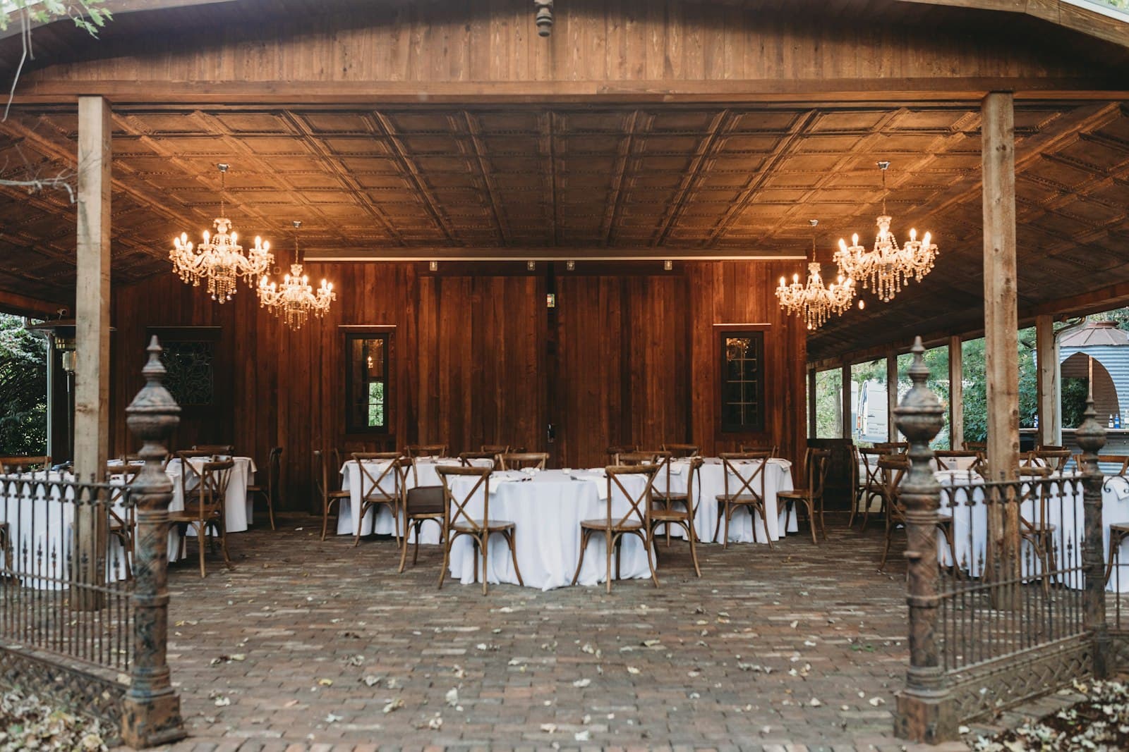 Lieu de réception rustique avec tables dressées et lustres