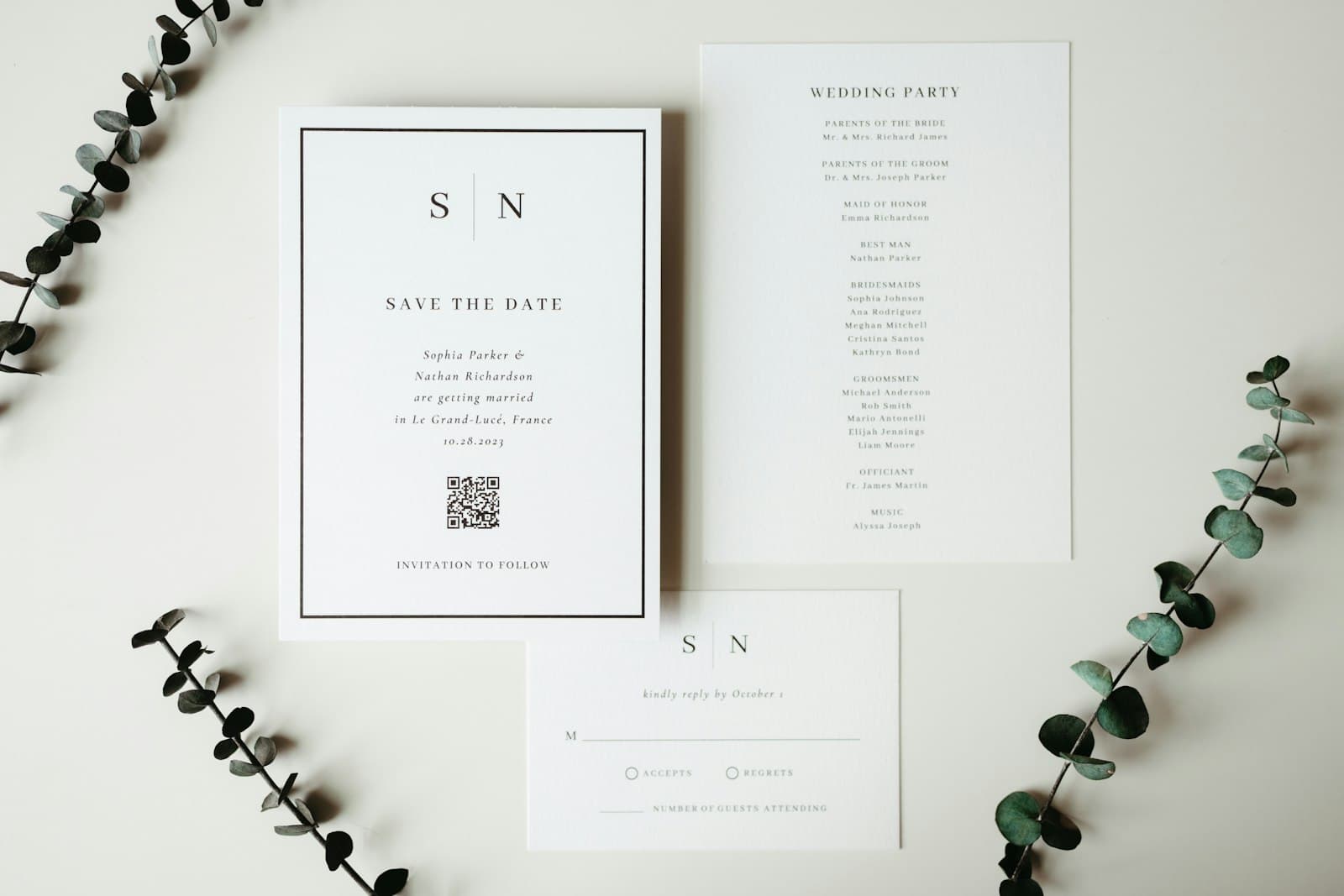 Invitations et cartes-réponses de mariage posées parmi la verdure