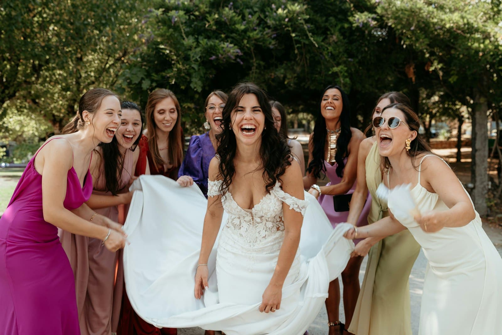 La mariée éclate de rire avec ses demoiselles d'honneur