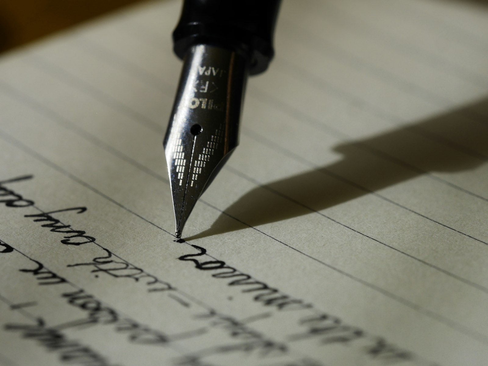 Écriture d’un texte d’invitation au stylo plume