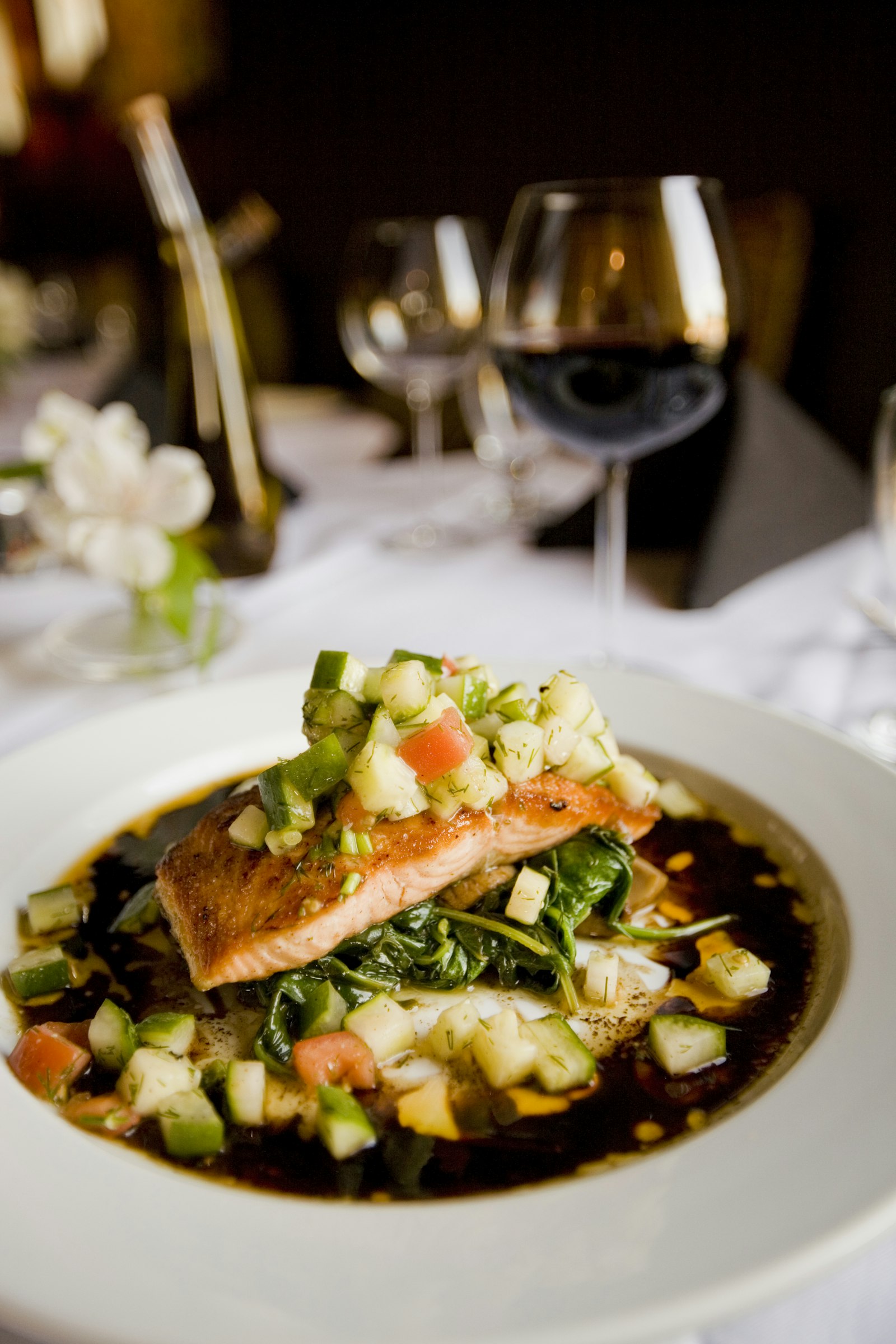Assiette dressée lors d’un dîner de mariage