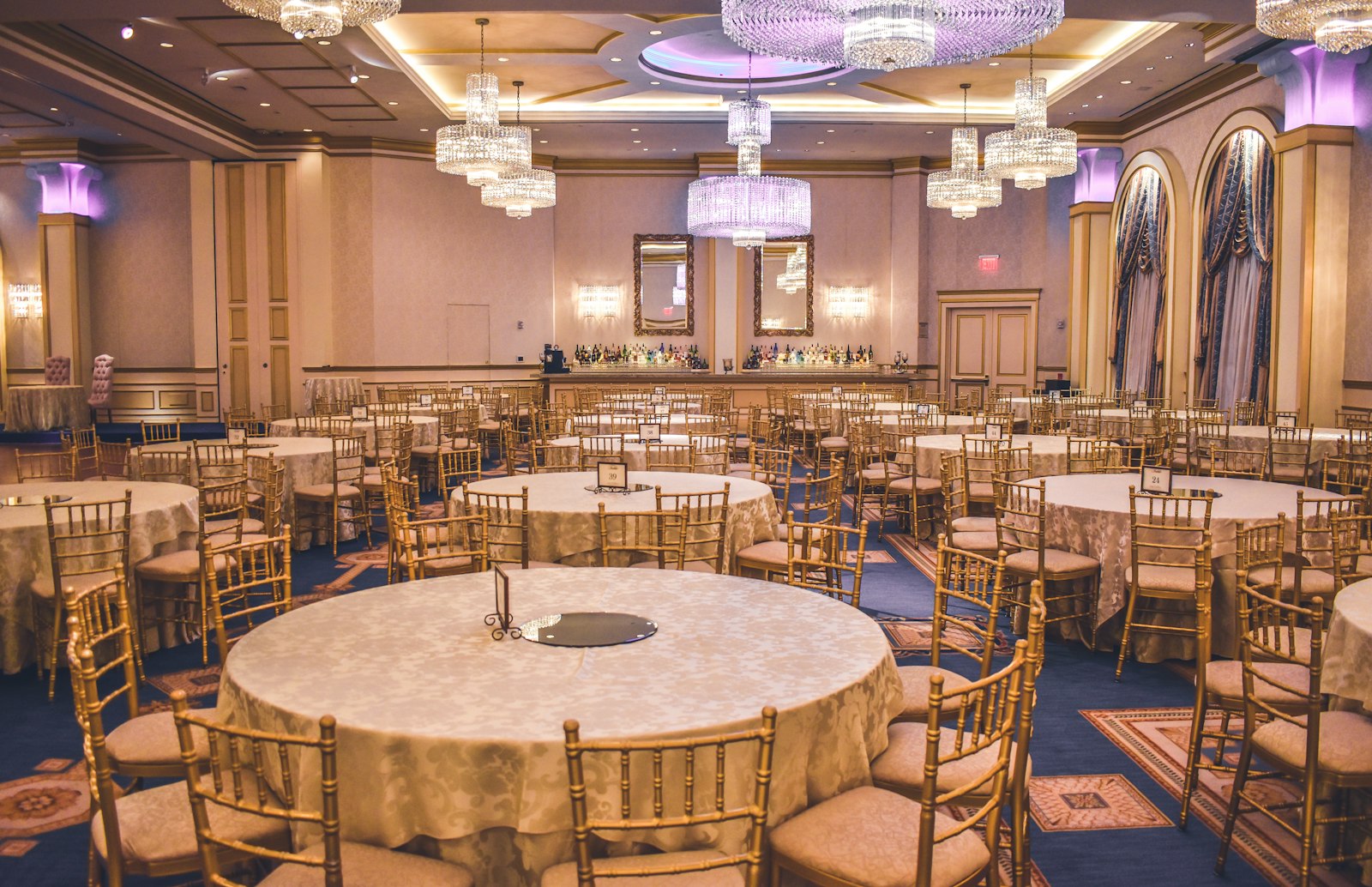 Salle de réception dressée avec des tables numérotées