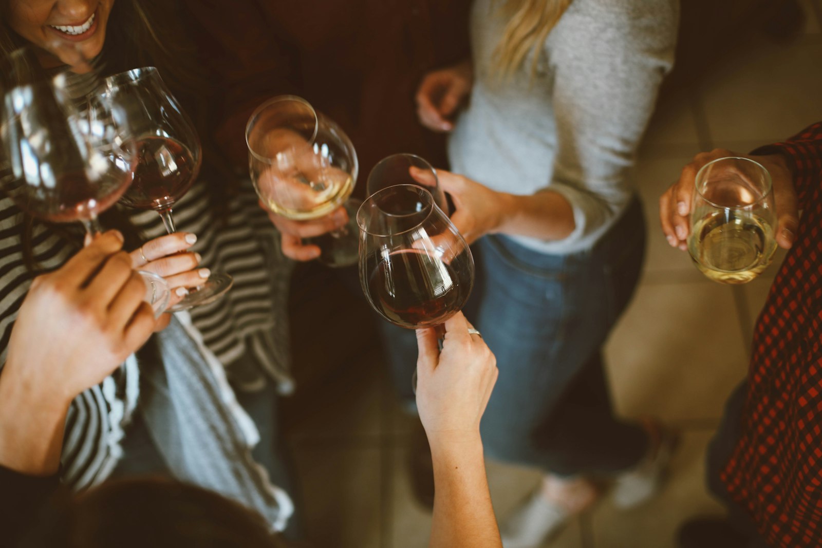 Invités trinquant lors d’une célébration
